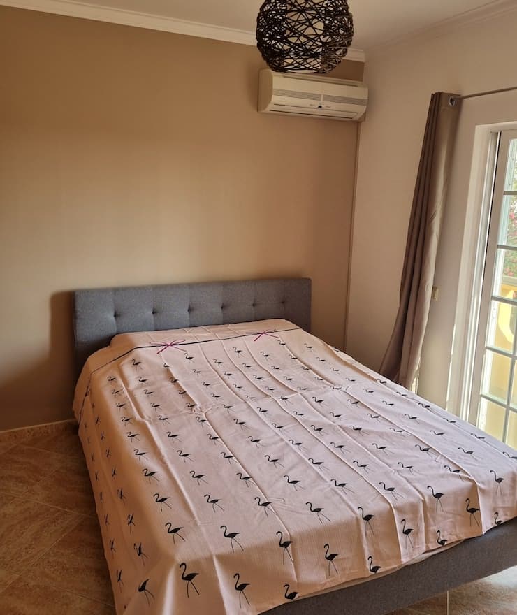 This large room with a bed of 160x200 also has a balcony overlooking the pool.