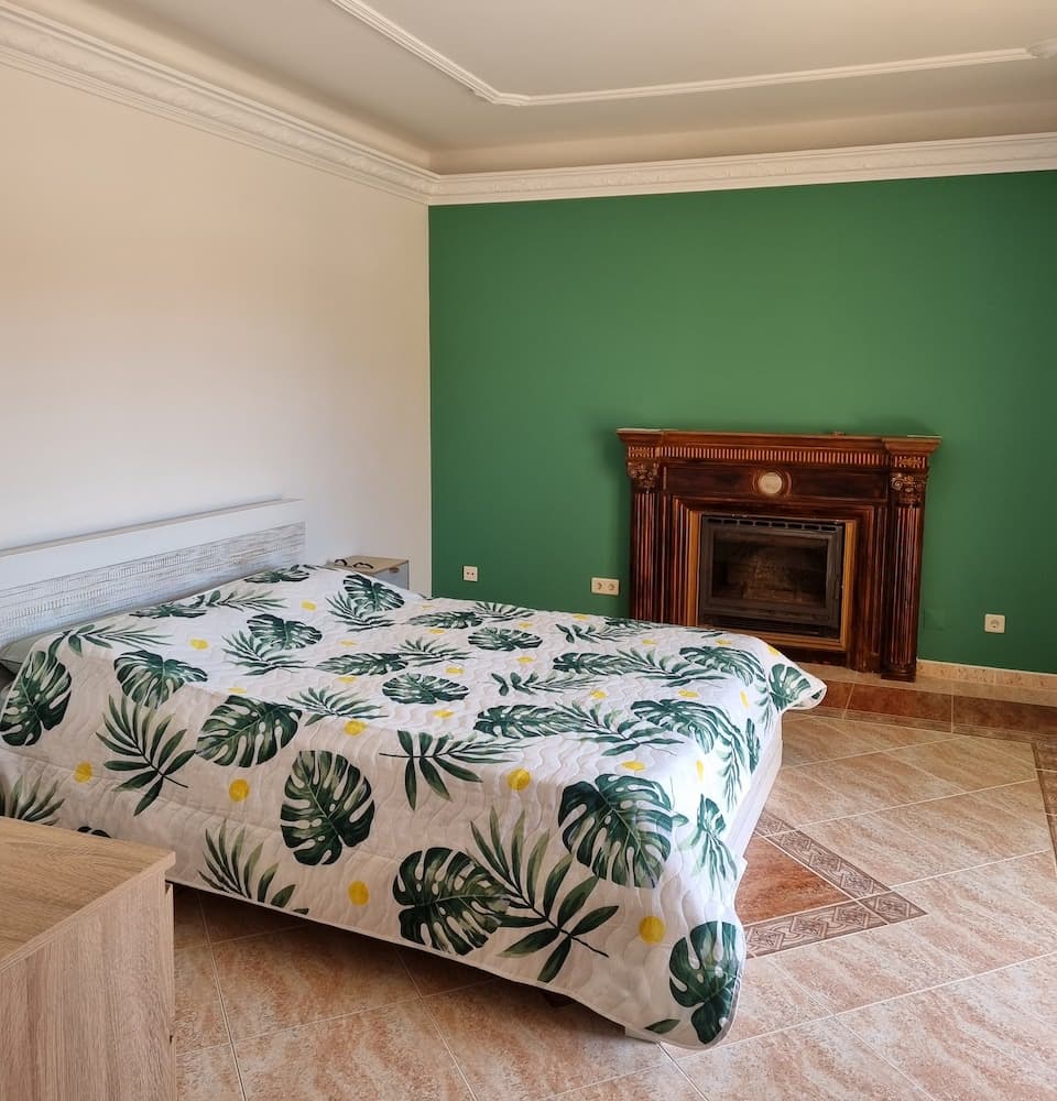 The master suite includes a bed of 160x200, a bathroom with shower, and WC.