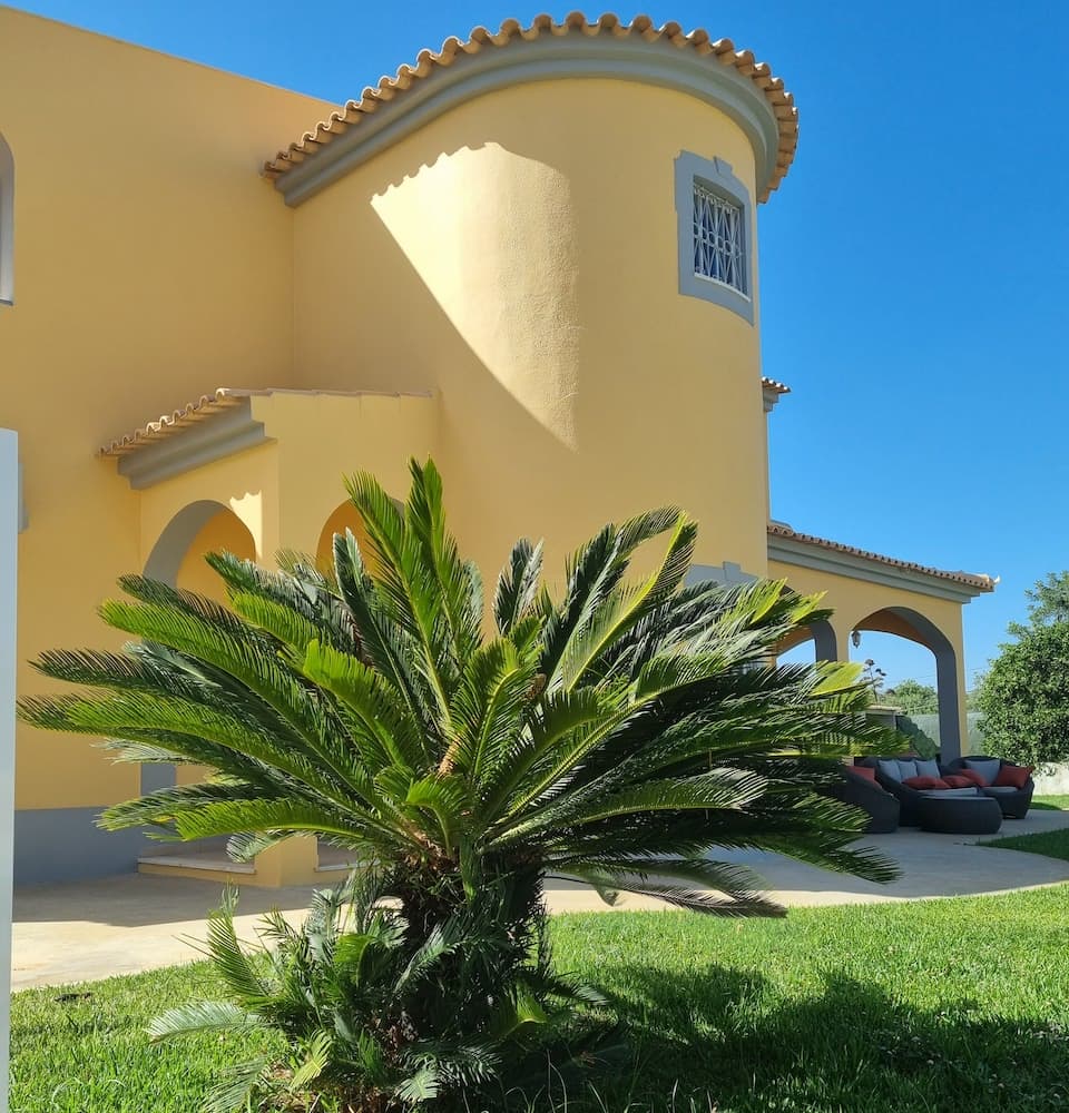 Outdoor spaces of 2000m² include both grass and hard surfaces, with a variety of activities available.