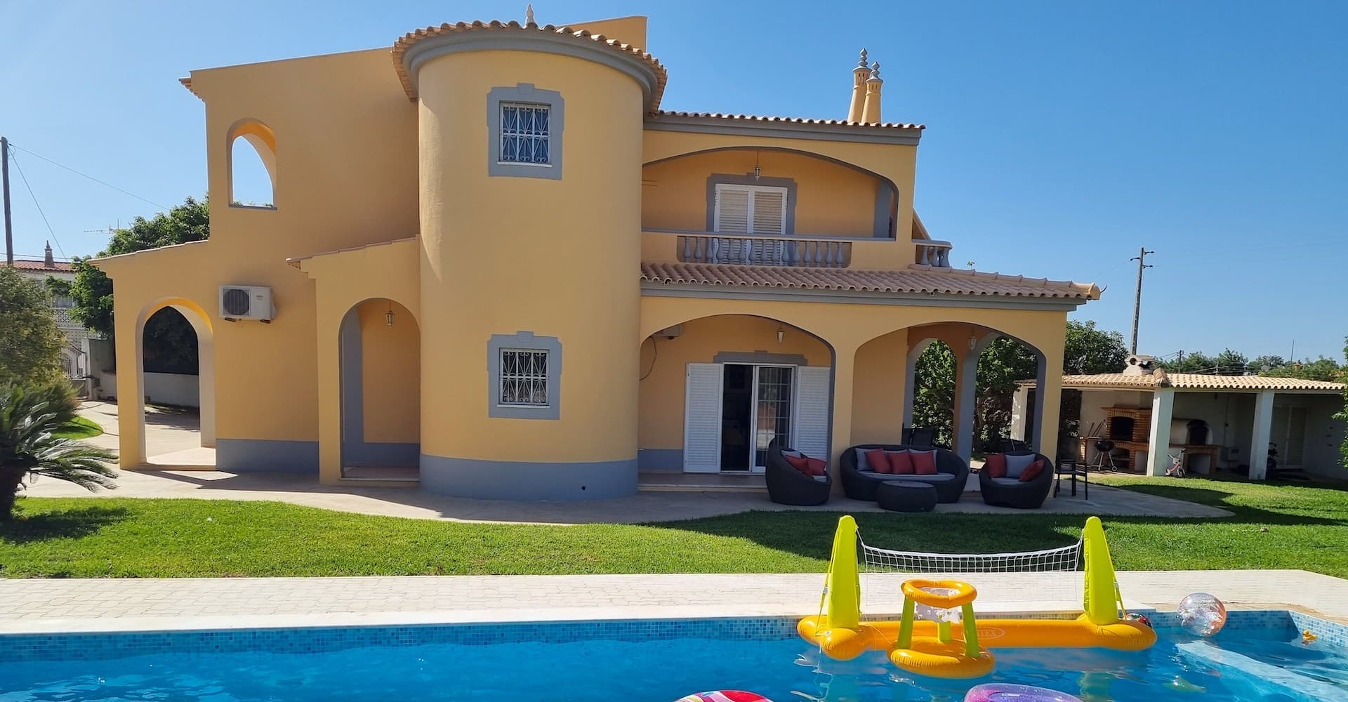 The pool is equipped with a rolling shutter and a protective barrier to prevent children of less than 1m20 from accessing the area without an adult.
