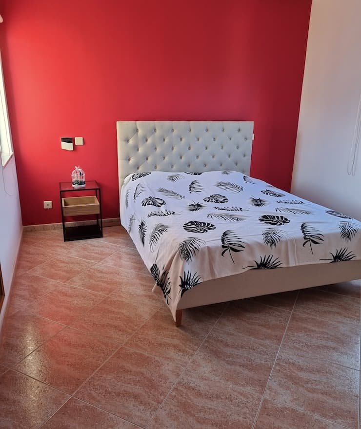 This large bedroom includes a bed of 160x200.