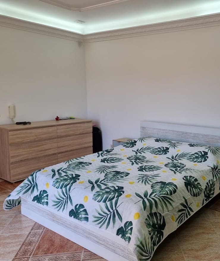 The master suite includes a bed of 160x200, a bathroom with shower, and WC.